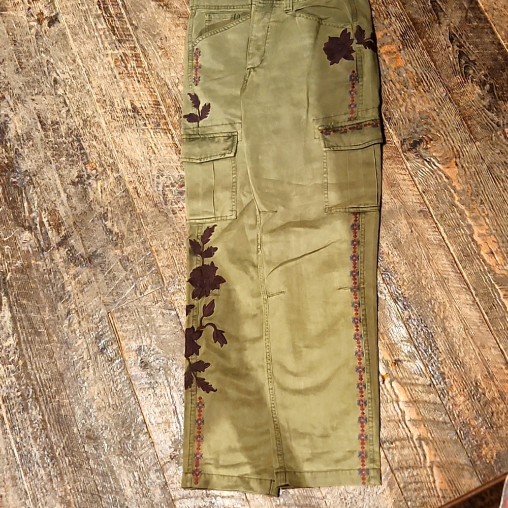 COPY - Sundance cargo, dusty green, size 6 embroidered